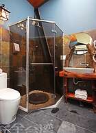 Yue Lake Backpackers