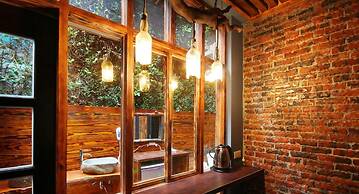 Yue Lake Backpackers