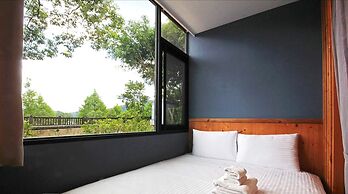 Yue Lake Backpackers