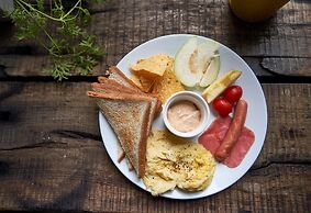 Yue Lake Backpackers