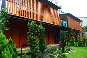 Yue Lake Backpackers