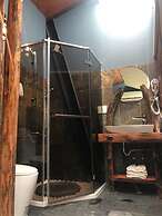 Yue Lake Backpackers