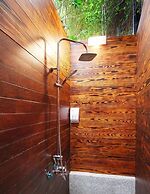 Yue Lake Backpackers