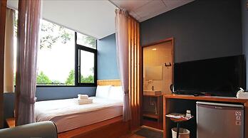 Yue Lake Backpackers