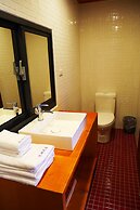 Yue Lake Backpackers