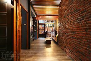 Yue Lake Backpackers