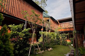 Yue Lake Backpackers