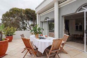 Hermanus Beachfront Lodge