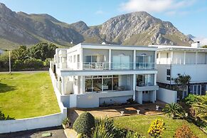 Hermanus Beachfront Lodge