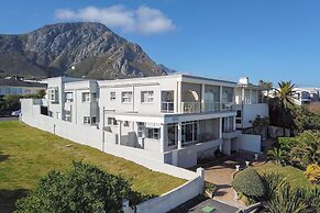 Hermanus Beachfront Lodge