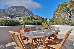 Hermanus Beachfront Lodge