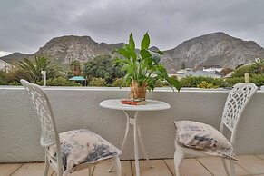 Hermanus Beachfront Lodge
