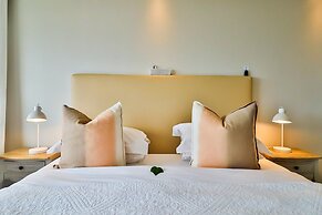 Hermanus Beachfront Lodge