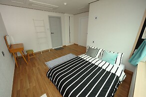 Flat B Hostel - Hostel