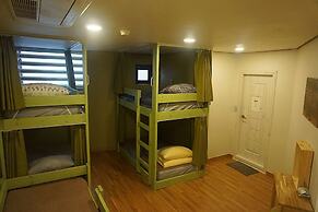 Flat B Hostel - Hostel