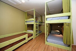 Flat B Hostel - Hostel