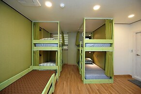 Flat B Hostel - Hostel