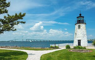 Newport Harbor Island Resort