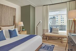 Newport Harbor Island Resort