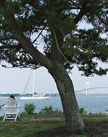 Newport Harbor Island Resort