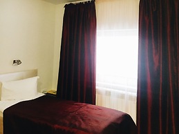 Stony Island Hotel at Blagodatnaya