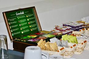 Stony Island Hotel at Blagodatnaya