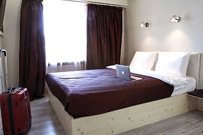 Stony Island Hotel at Blagodatnaya