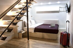 Stony Island Hotel at Blagodatnaya