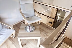 Stony Island Hotel at Blagodatnaya