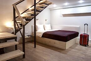 Stony Island Hotel at Blagodatnaya