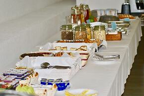 Stony Island Hotel at Blagodatnaya