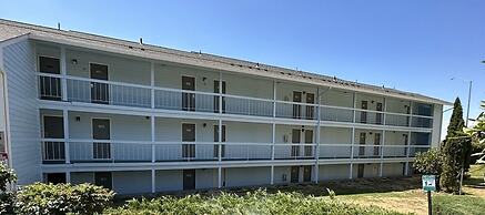 Sunnyside Inn & Suites