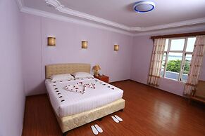 The Floral Breeze Wun Zin Hotel