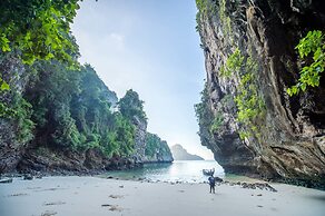 Maneetel Krabi Beachfront
