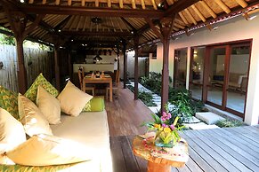 Cili Emas Oceanside Resort