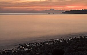 Cili Emas Oceanside Resort