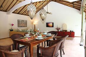 Cili Emas Oceanside Resort