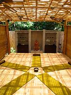 Cili Emas Oceanside Resort