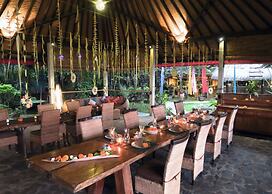 Cili Emas Oceanside Resort