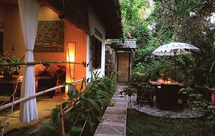 Cili Emas Oceanside Resort