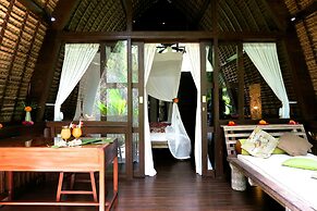 Cili Emas Oceanside Resort