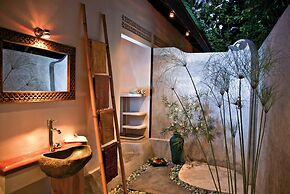 Cili Emas Oceanside Resort