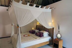 Cili Emas Oceanside Resort