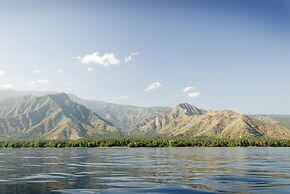 Cili Emas Oceanside Resort