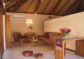 Cili Emas Oceanside Resort