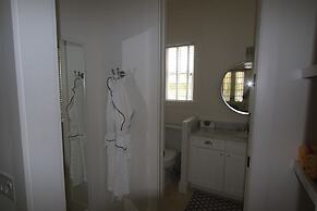 The Sandpiper Inn & Cottages