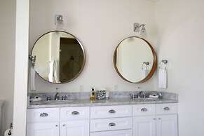 The Sandpiper Inn & Cottages