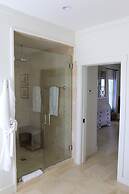 The Sandpiper Inn & Cottages