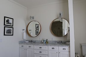 The Sandpiper Inn & Cottages