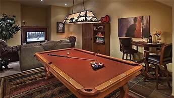 Black Bear Chalet 4 BedroomHoliday home By Moving Mountains